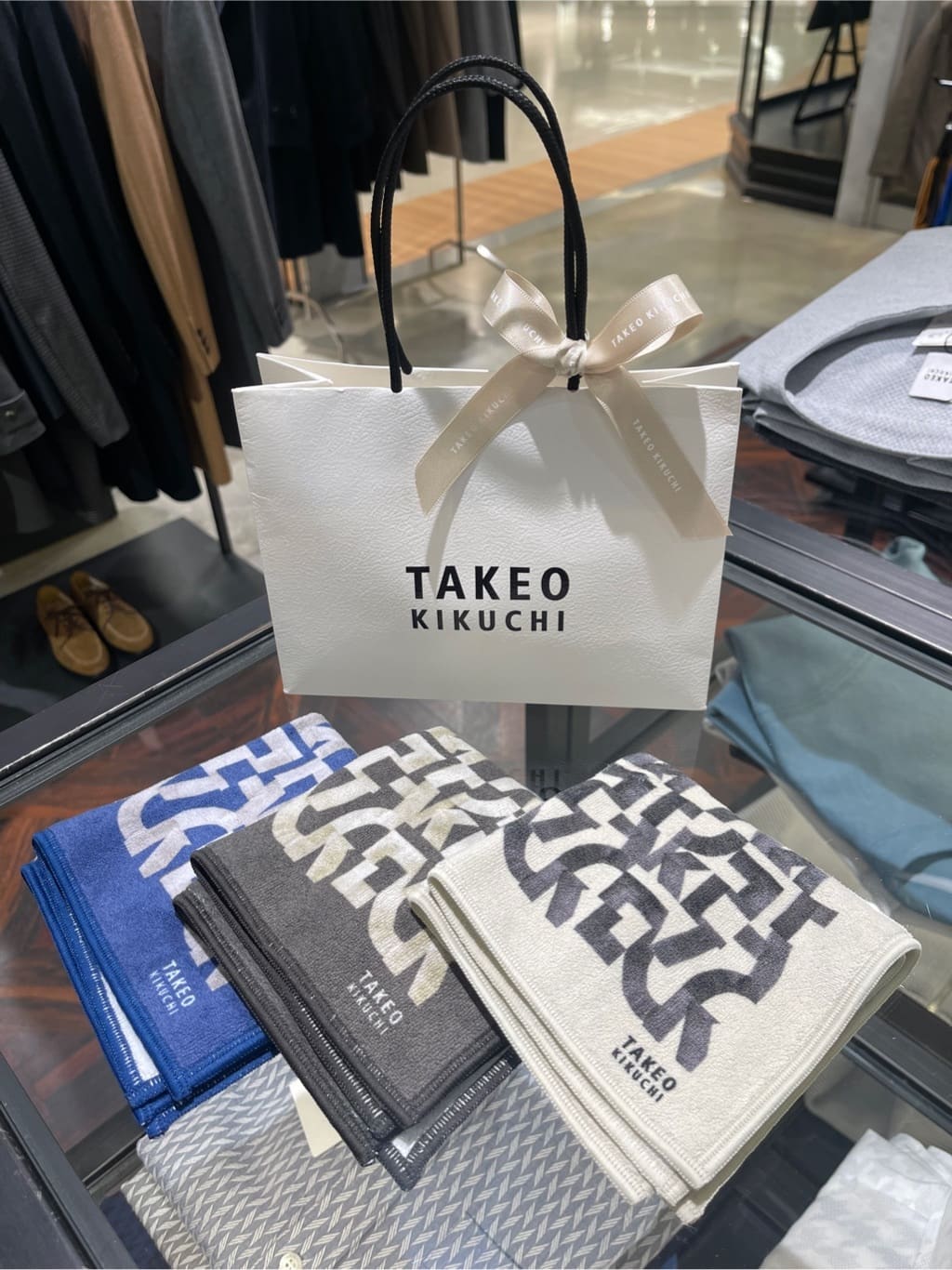 松村泰輔さんの「TAKEO KIKUCHI｜◆パズル柄フォンカチ」を使ったコーディネート
