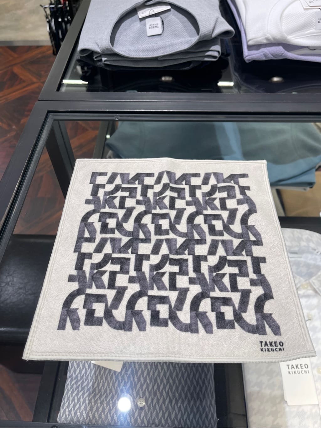 松村泰輔さんの「TAKEO KIKUCHI｜◆パズル柄フォンカチ」を使ったコーディネート