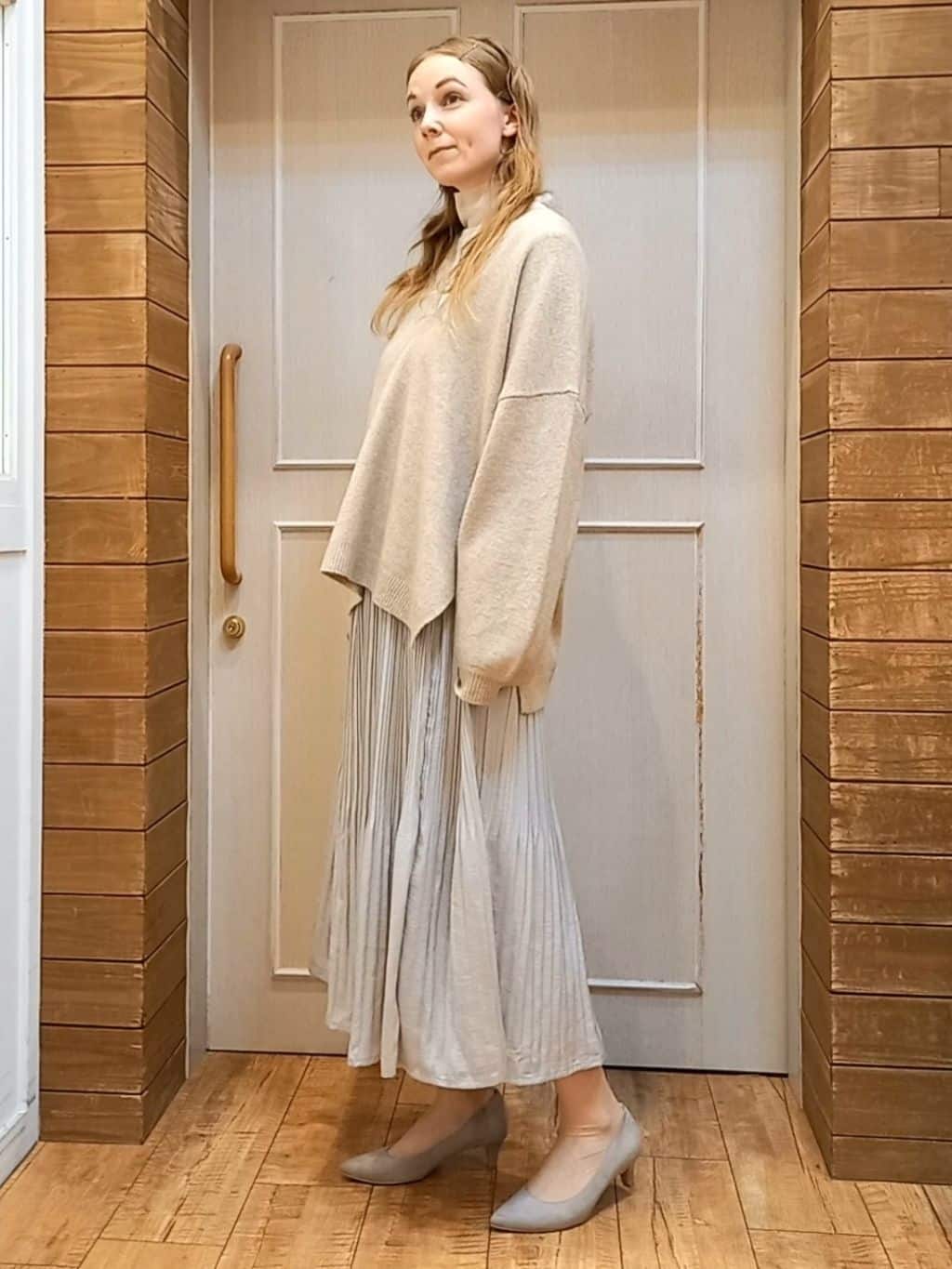 Mirkaさんの「SHOO･LA･RUE｜◆ふんわりやわらか変形Vネックニット」を使ったコーディネート