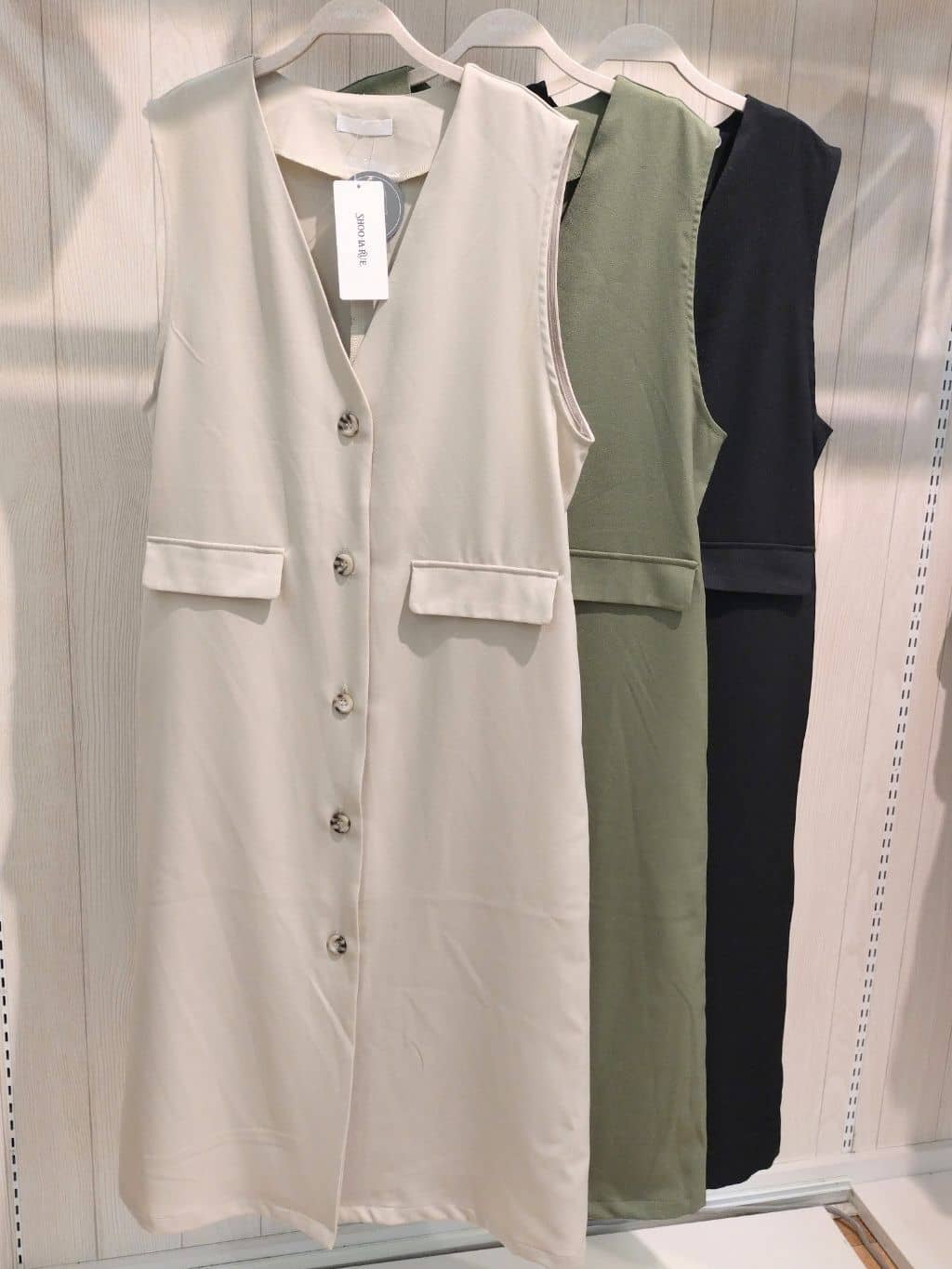 asaさんの「SHOO･LA･RUE｜◆【S-LL/2WAY】ジャンドレにもなるロングジレ」を使ったコーディネート
