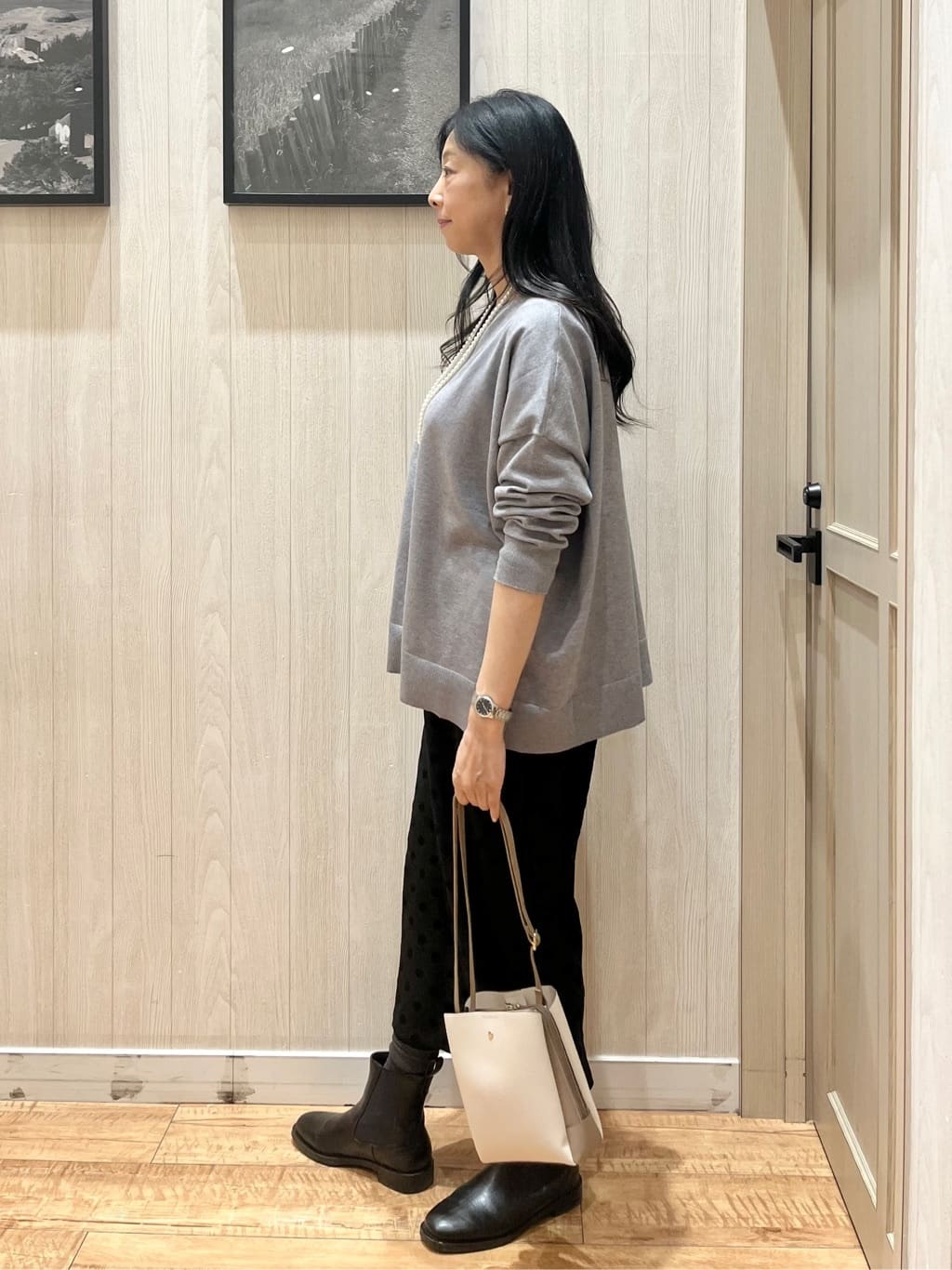 youさんの「SHOO･LA･RUE｜◆【洗える】レイヤードコーデも楽しめる もちもちVネックニット」を使ったコーディネート