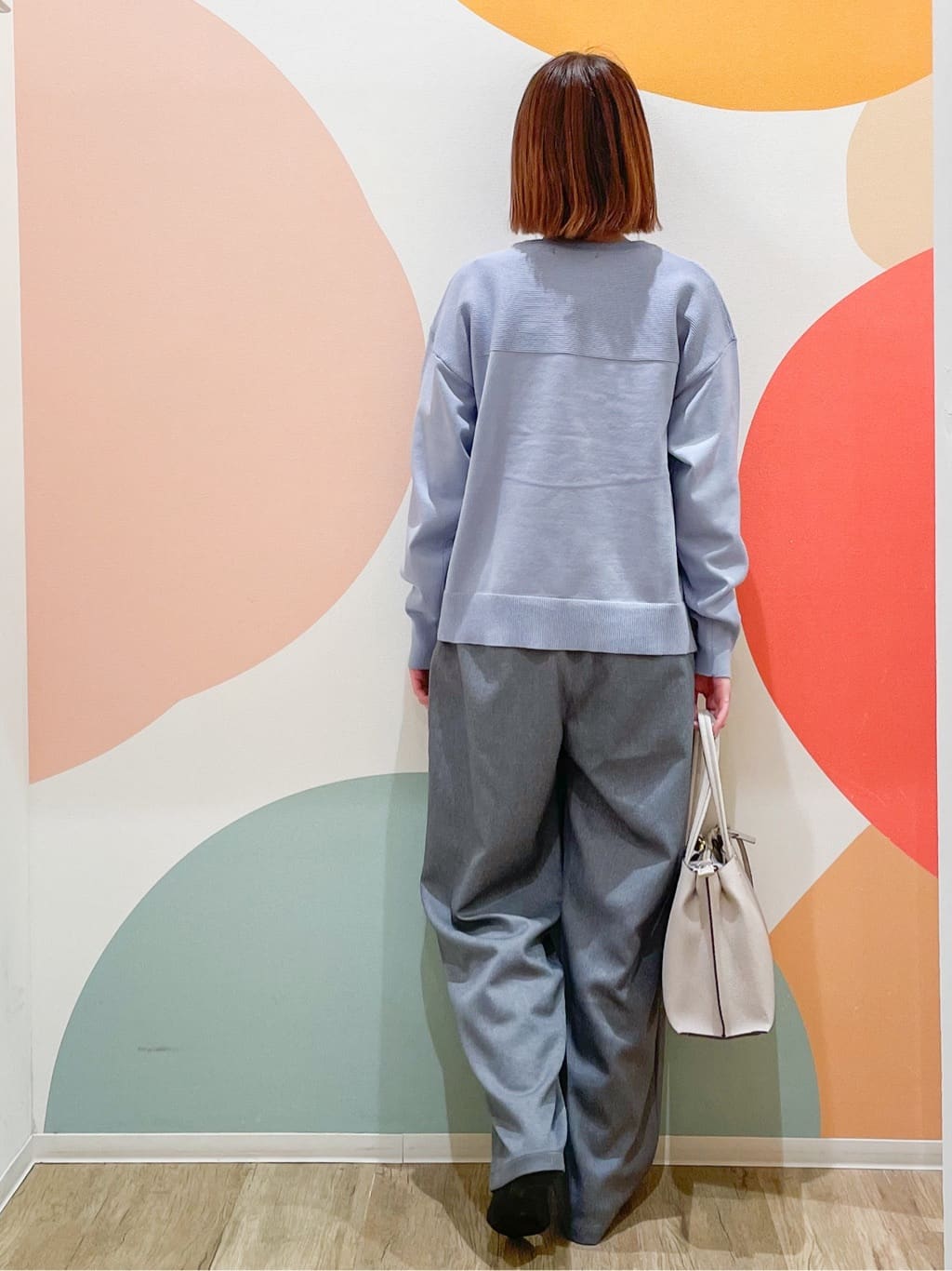 とまとさんの「SHOO･LA･RUE｜◆【S-LL/洗える】顔回りすっきりガーター編み切り替えニット」を使ったコーディネート
