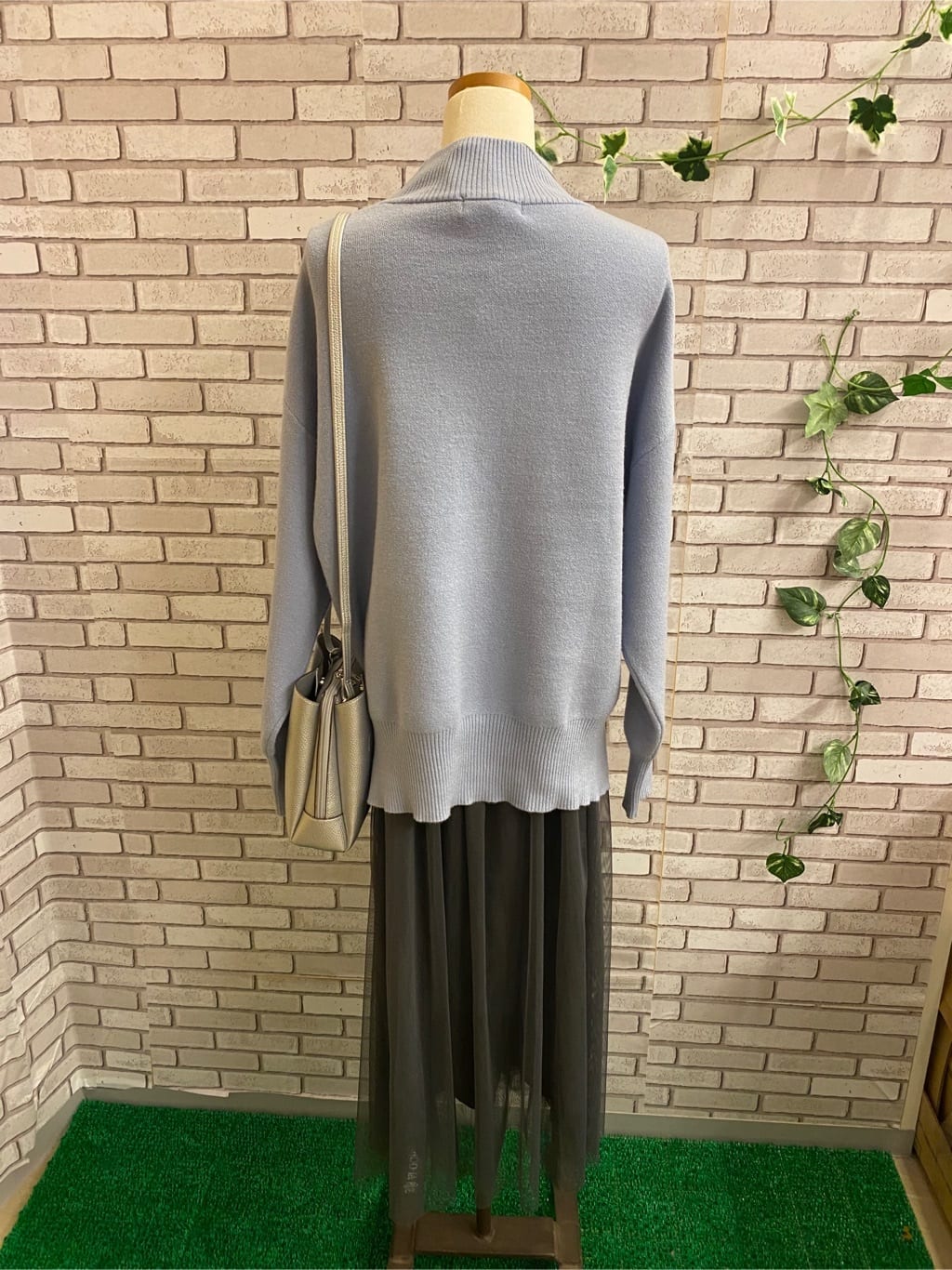 emiさんの「SHOO･LA･RUE｜◆【洗える/ちくちくしにくい/静電気軽減】スウェットライク ハイネックニット」を使ったコーディネート