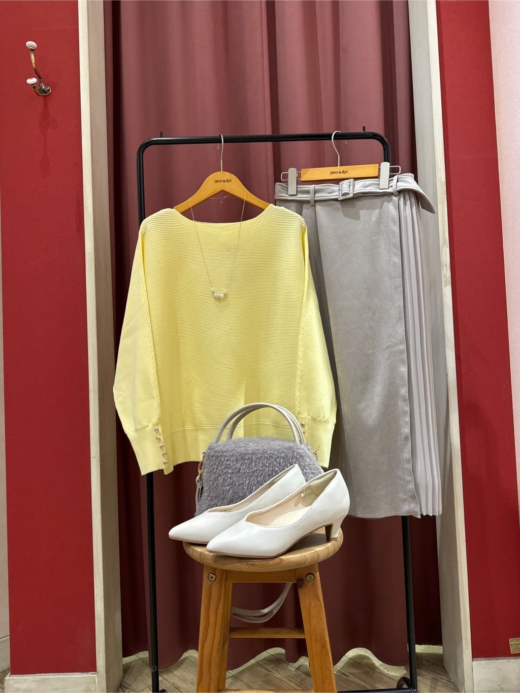 maruさんの「SHOO･LA･RUE｜◆【洗える】大人の上品コーデに お袖ビジュー釦付きリブドルマンニット」を使ったコーディネート