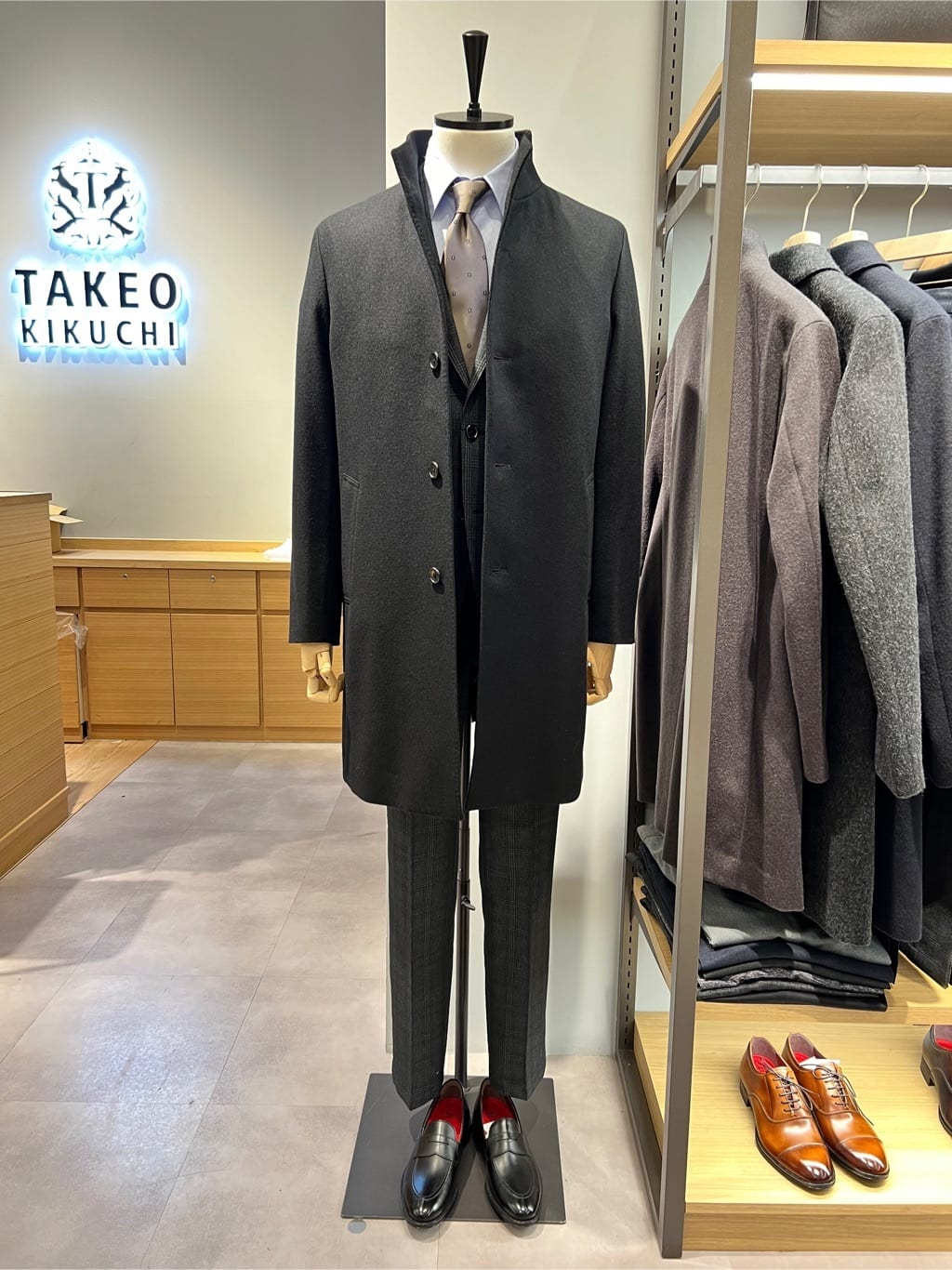 SHOOさんの「TAKEO KIKUCHI｜【ウールカシミヤブレンド】ビーバー調 スタンドカラー コート」を使ったコーディネート