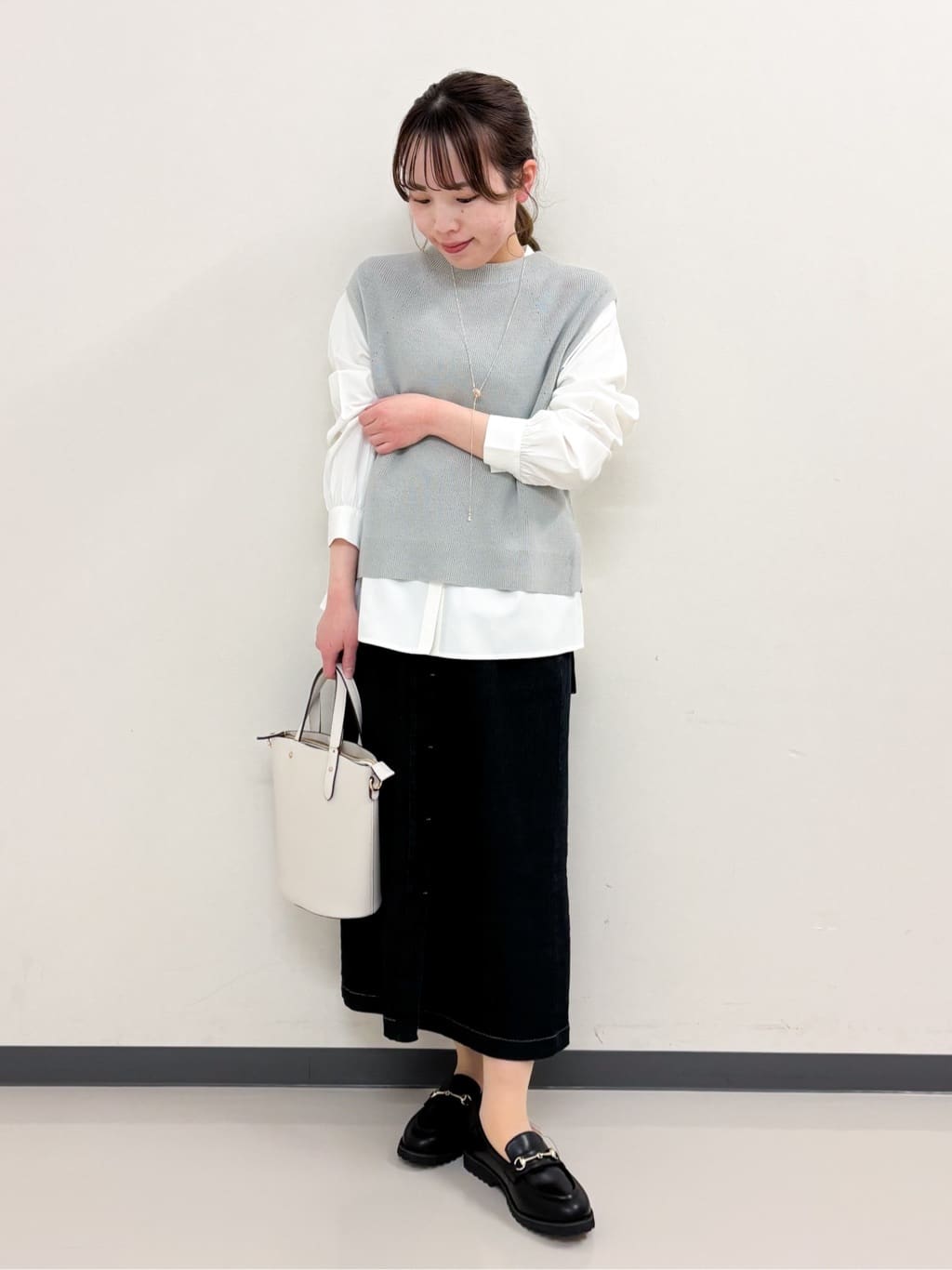 momoさんの「grove｜◆ベスト&times;シャツSET」を使ったコーディネート