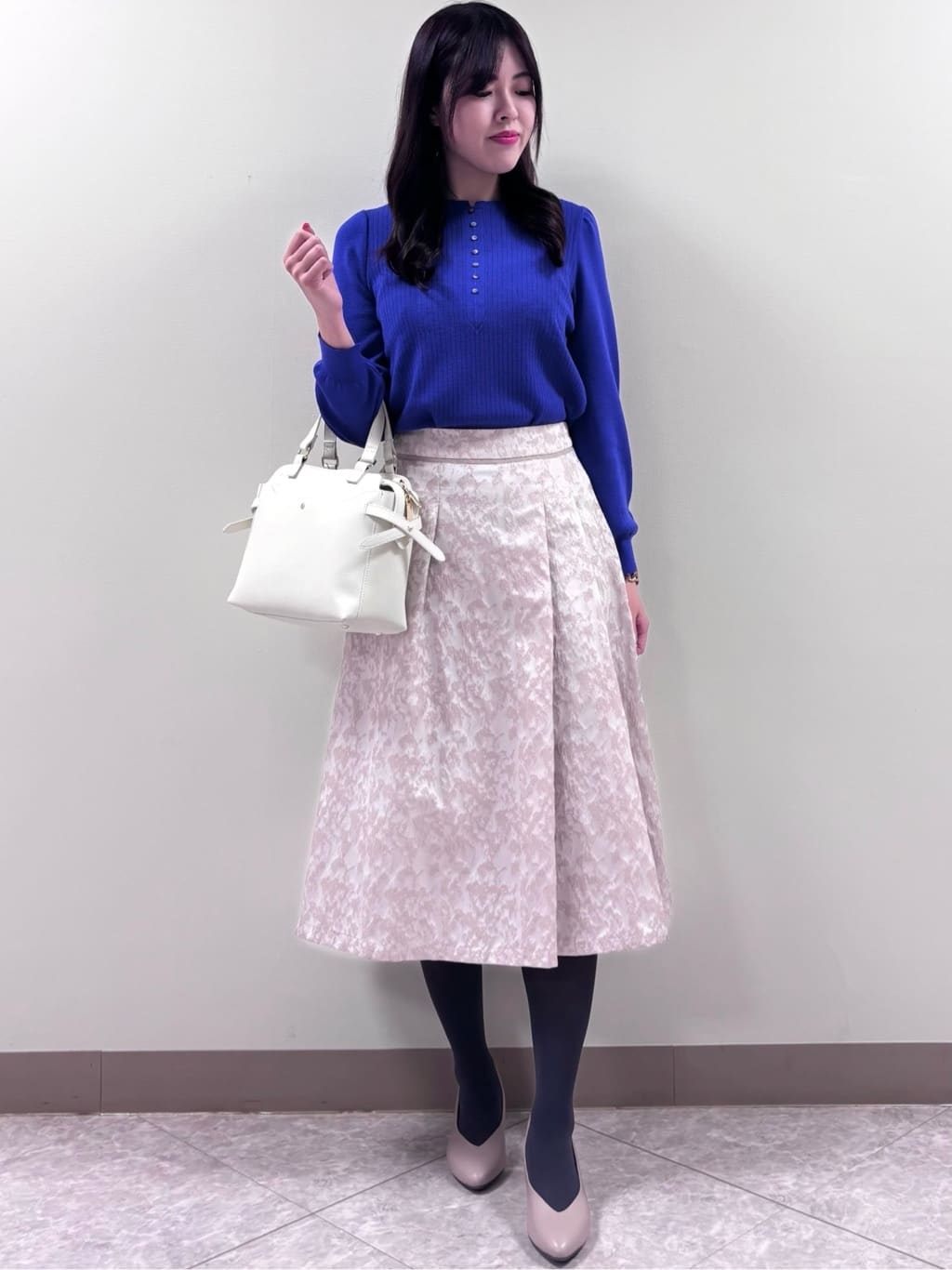 shihoさんの「Reflect｜◆【たっぷり収納！あおりポケット／通勤にぴったり◎／WEB先行カラーあり】ショルダー付きミディアムバ」を使ったコーディネート