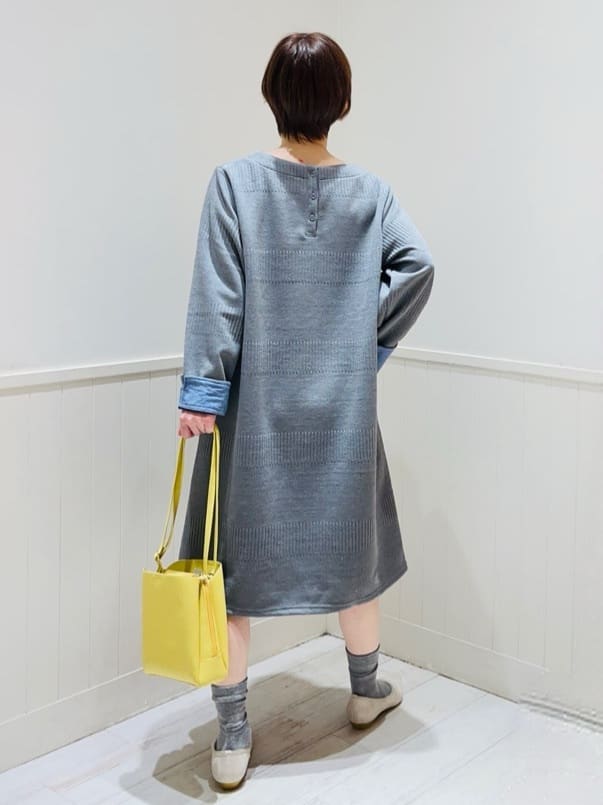 あきさんの「SHOO･LA･RUE｜◆身体のラインをきれいにカバー　お袖折り返しAラインチュニックワンピース」を使ったコーディネート