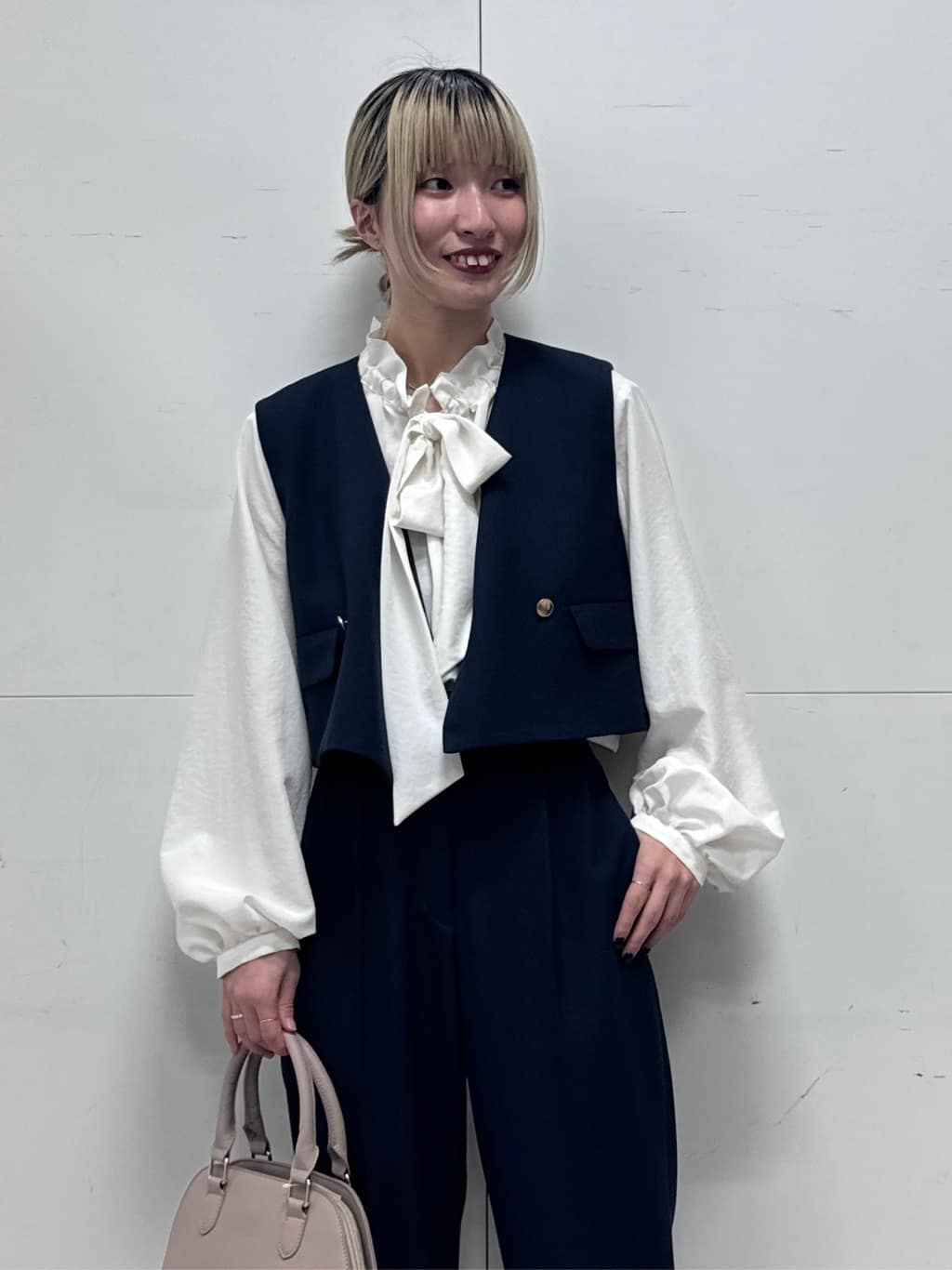 omaさんの「THE SHOP TK｜◆【セットアップ可／ONOFF活躍】カルゼショートジレ／洗える」を使ったコーディネート