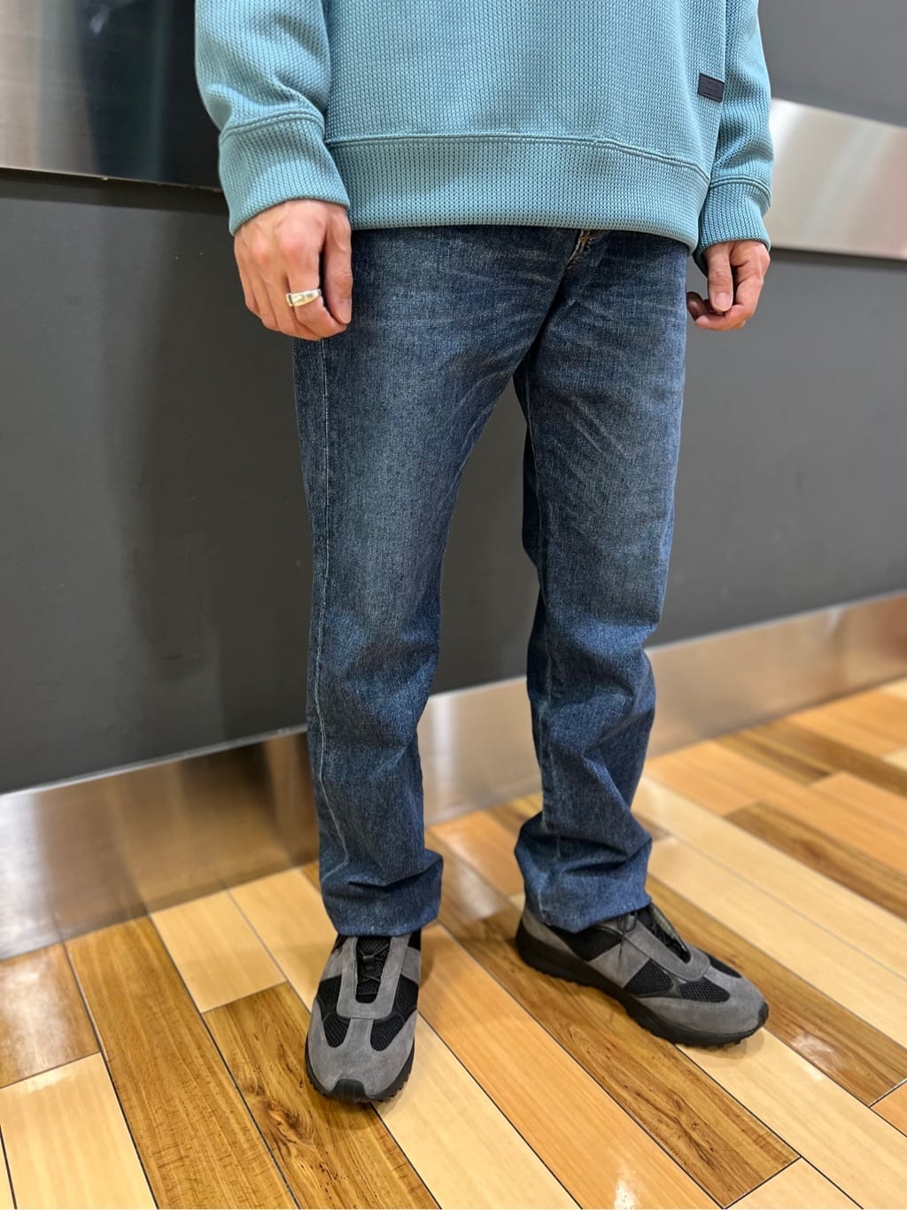 yutoさんの「TAKEO KIKUCHI｜【モンスターストレッチ】日本製 ウォッシュド デニムパンツ」を使ったコーディネート