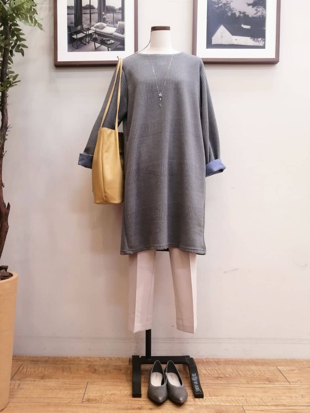 maiさんの「SHOO･LA･RUE｜◆【S-LL/撥水/防花粉】オンにもオフにも ステンカラーコート」を使ったコーディネート