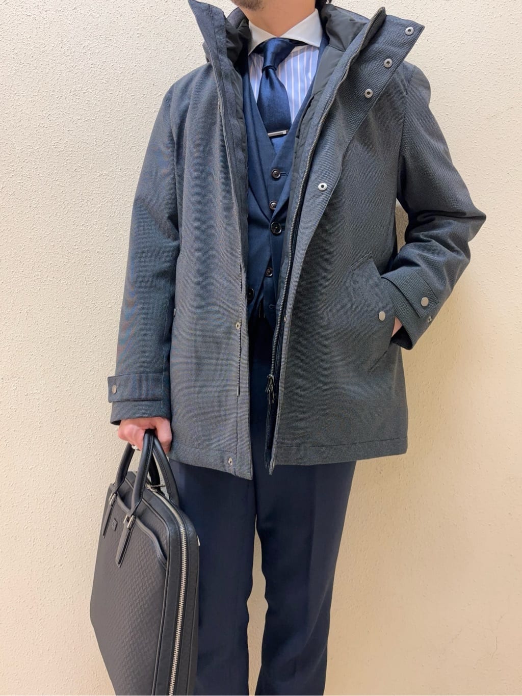 及川さんの「TAKEO KIKUCHI｜【Three by Three】シャイニーシャークピンヘッド スーツ/3ピース対応可」を使ったコーディネート