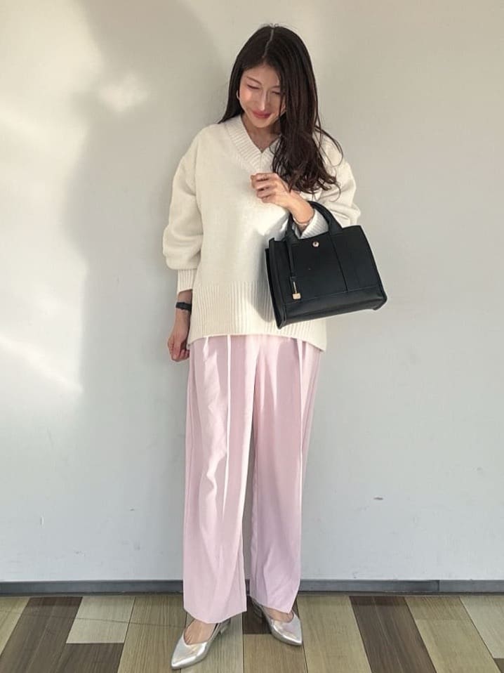 M. さんの「OPAQUE.CLIP｜◆《7color》ふわふわVネックニット【洗濯機洗い可】」を使ったコーディネート