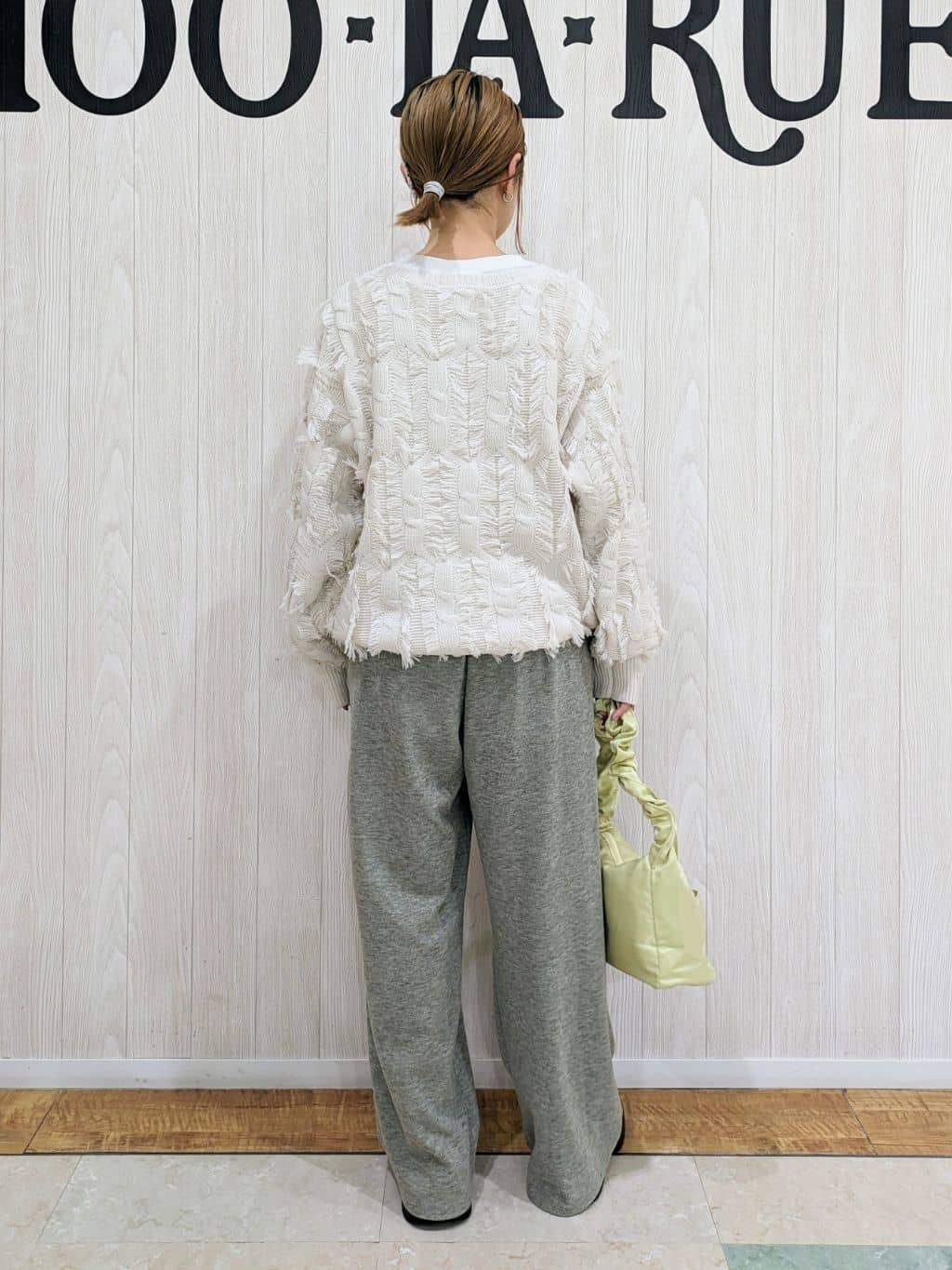 うずまきさんの「SHOO･LA･RUE｜◆【S-LL】一枚で主役級。フリンジが目を惹くゆるニット」を使ったコーディネート