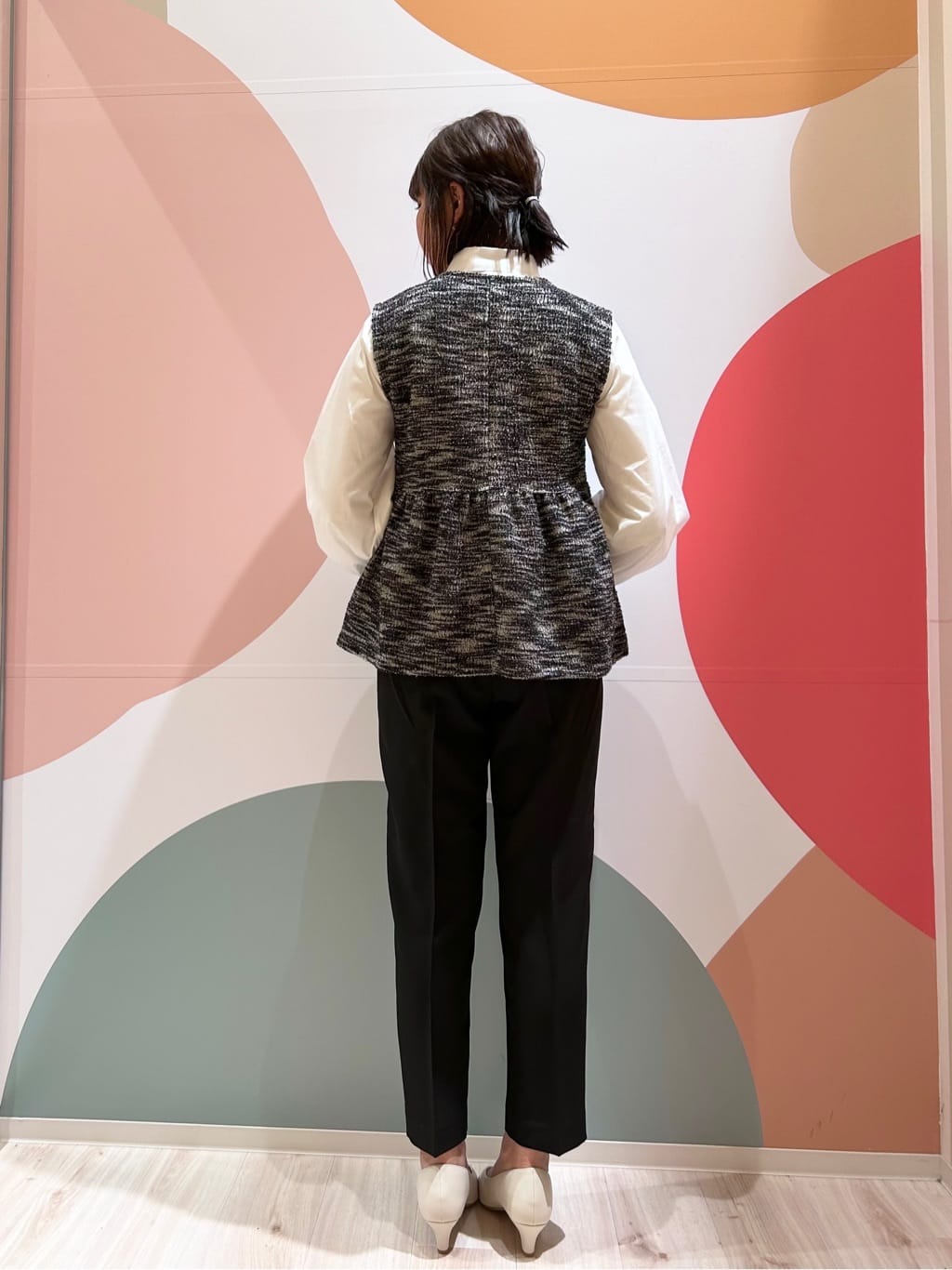 末っ子さんの「SHOO･LA･RUE｜◆【通勤/セレモニー】Vカットデザインで足が美しく見える ベーシック5cmパンプス」を使ったコーディネート