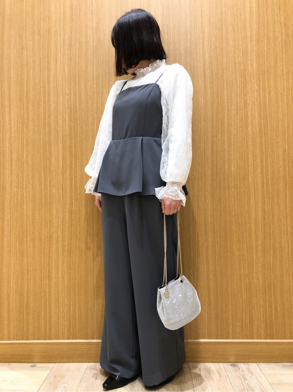tomoさんの「OPAQUE.CLIP｜◆【6色展開】シャイニー素材巾着ミニショルダーバッグ」を使ったコーディネート