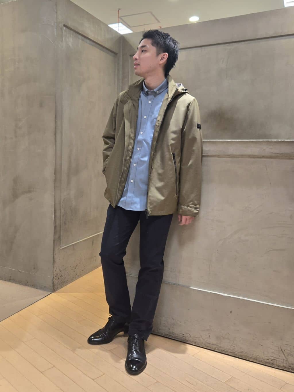 白木駆さんの「TAKEO KIKUCHI｜【全7サイズ&times;8色展開！】トップマルチヘリンボン パンツ」を使ったコーディネート