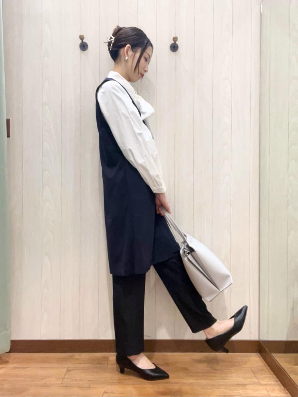カンチャンさんの「SHOO･LA･RUE｜◆【通勤/セレモニー】Vカットデザインで足が美しく見える ベーシック5cmパンプス」を使ったコーディネート