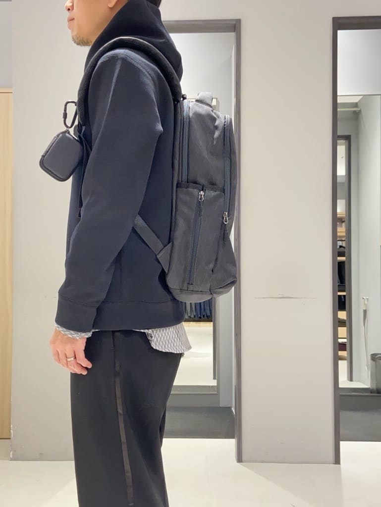 わいずみさんの「TAKEO KIKUCHI｜【多機能・軽量】シャドーライン リュック」を使ったコーディネート