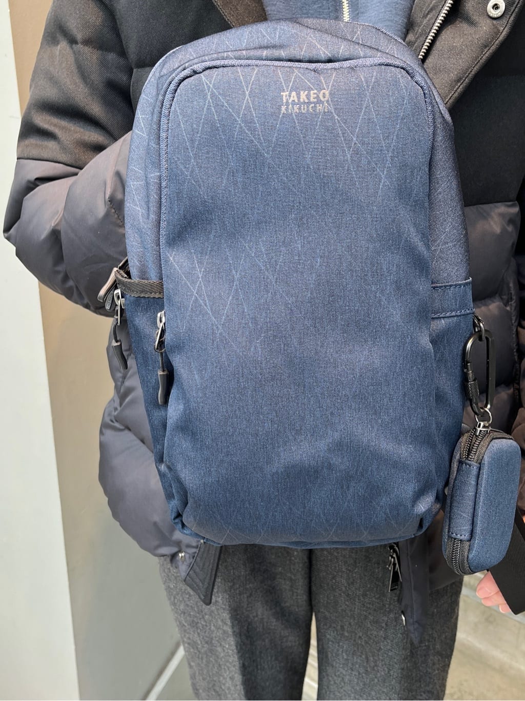 神野（jinno）さんの「TAKEO KIKUCHI｜【多機能・軽量】シャドーライン ボディバッグ」を使ったコーディネート
