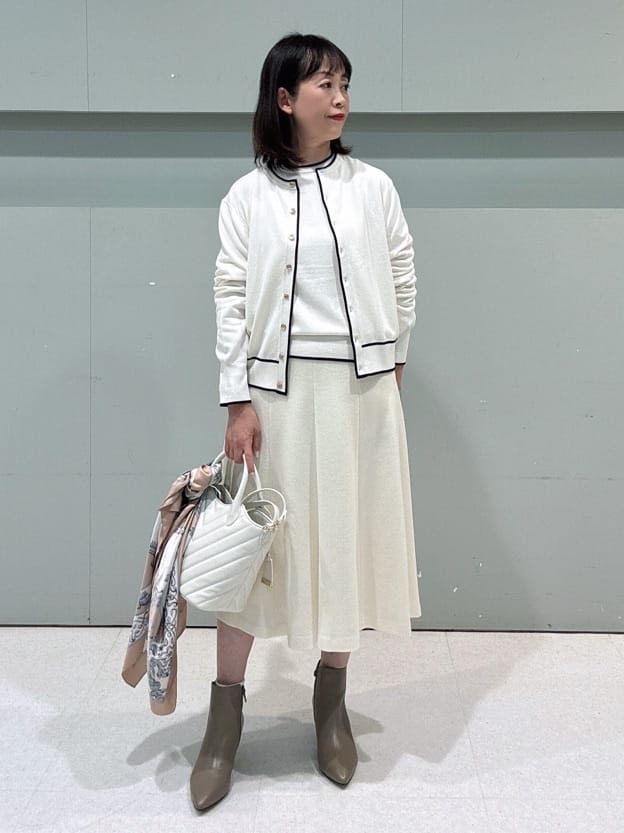 makiさんの「UNTITLED｜【手洗い／88cm正方形】エンブレムプリントスカーフ」を使ったコーディネート