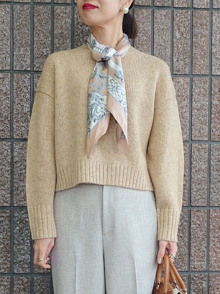 MUTSUKOさんの「UNTITLED｜【手洗い／88cm正方形】エンブレムプリントスカーフ」を使ったコーディネート
