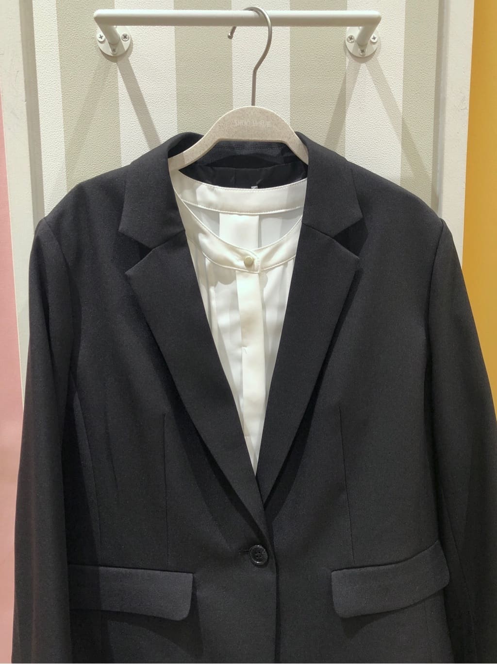 るーとさんの「SHOO･LA･RUE｜◆【S-3L/洗える/セレモニー】さらり軽やか スタンドカラー フリルブラウス」を使ったコーディネート