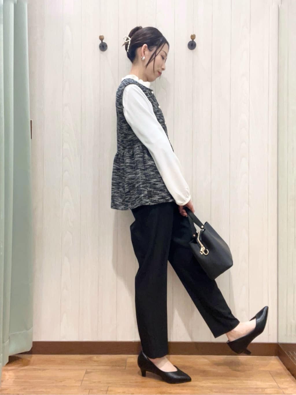 カンチャンさんの「SHOO･LA･RUE｜◆【通勤/セレモニー】Vカットデザインで足が美しく見える ベーシック5cmパンプス」を使ったコーディネート