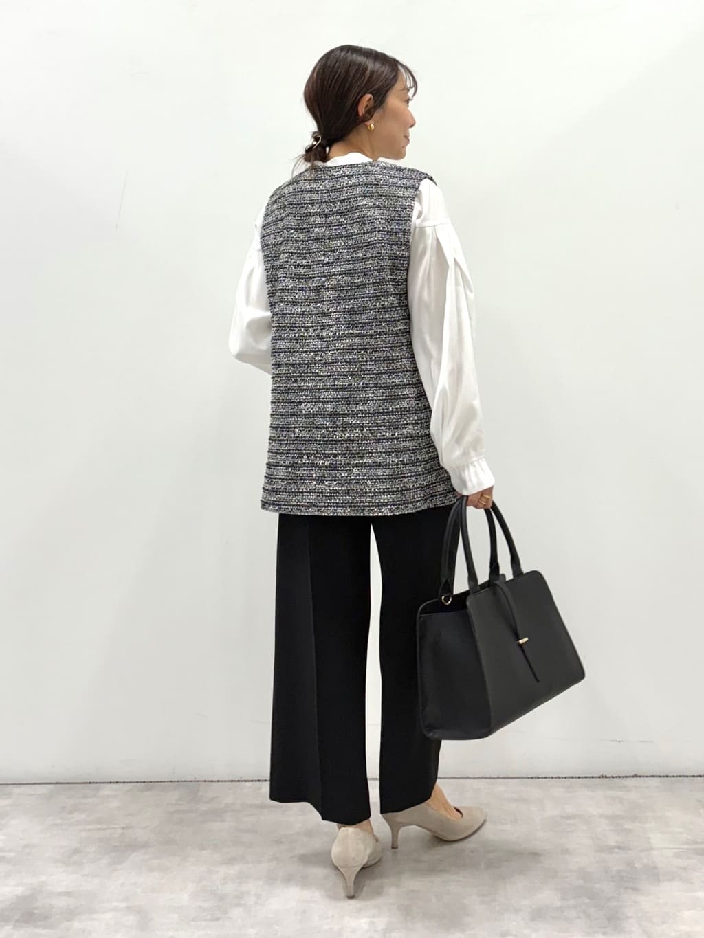 YUさんの「INDIVI｜◆【2点セット／UVケア】ツイードジレ＆ボウタイブラウス カセット服」を使ったコーディネート
