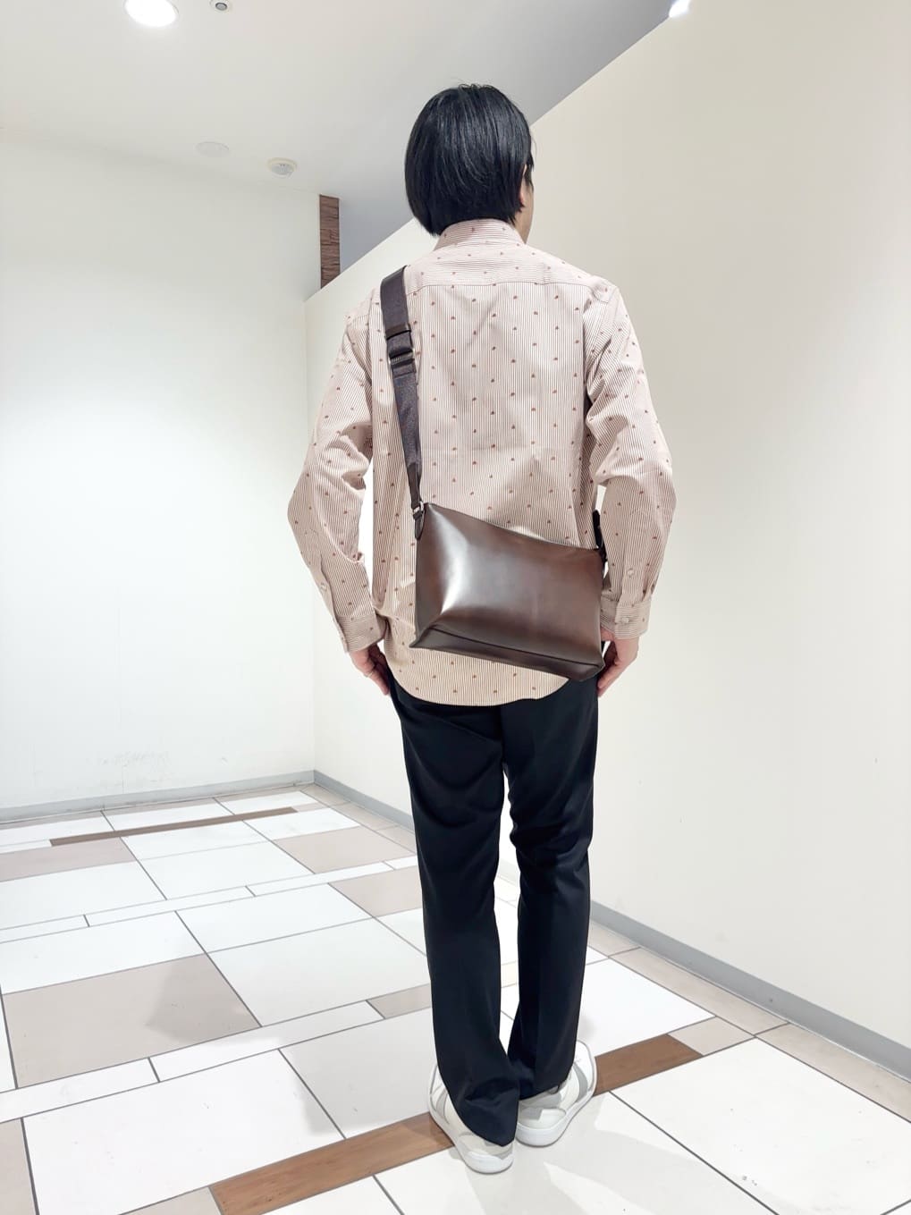 及川さんの「TAKEO KIKUCHI｜ハットモチーフ ジャカード ストライプ シャツ」を使ったコーディネート