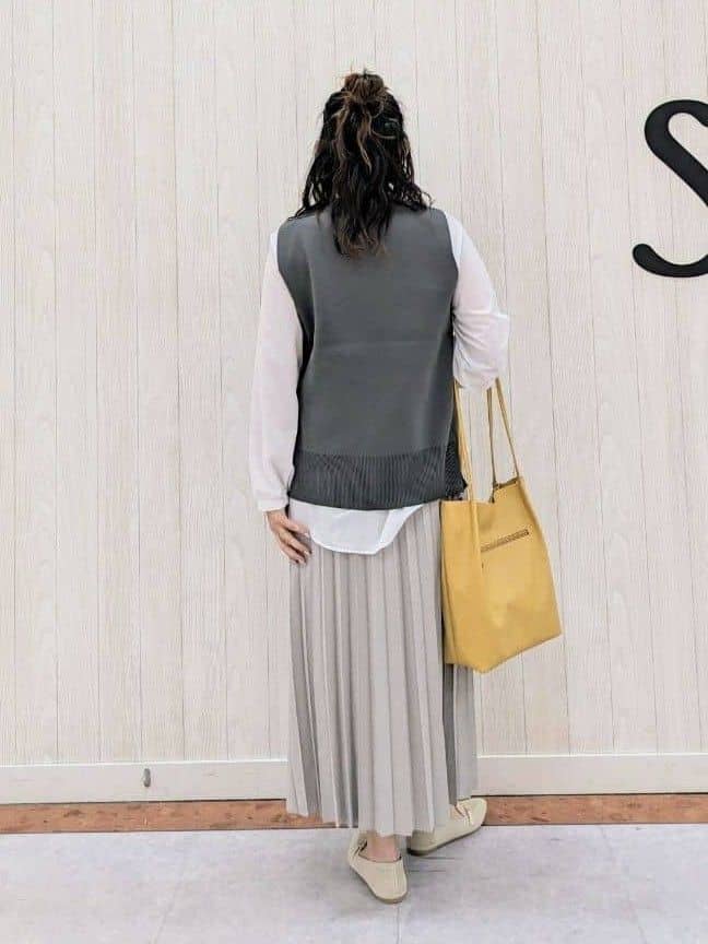 さくみぃさんの「SHOO･LA･RUE｜◆【S-LL/2点セット】着回し自在 ニットベスト＋フレアブラウス」を使ったコーディネート