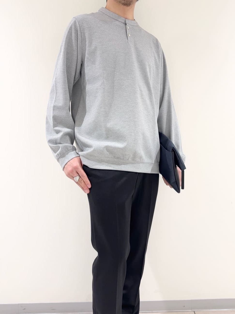 及川さんの「TAKEO KIKUCHI｜【ONOFF対応】TRダブルニット ストレッチパンツ」を使ったコーディネート