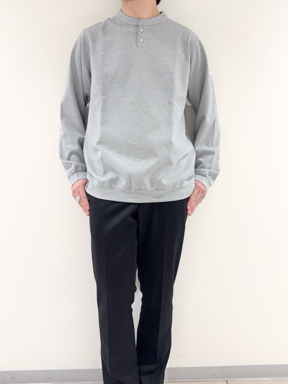 及川さんの「TAKEO KIKUCHI｜【ONOFF対応】TRダブルニット ストレッチパンツ」を使ったコーディネート