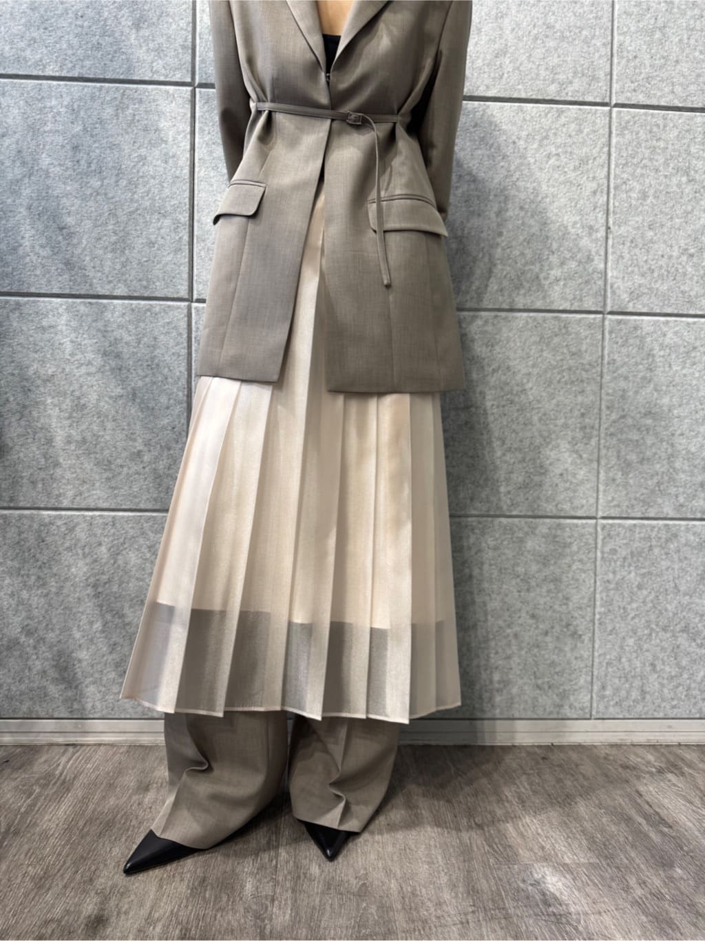 miyu maesakaさんの「CODE A｜shiny sheer pleated skirt」を使ったコーディネート