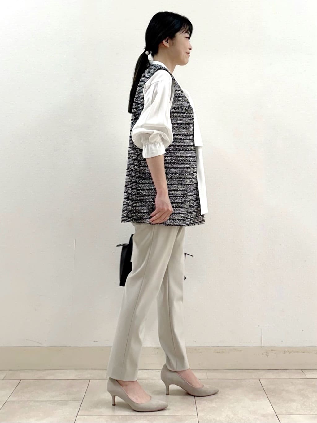 Wakaさんの「INDIVI｜◆【2点セット／UVケア】ツイードジレ＆ボウタイブラウス カセット服」を使ったコーディネート