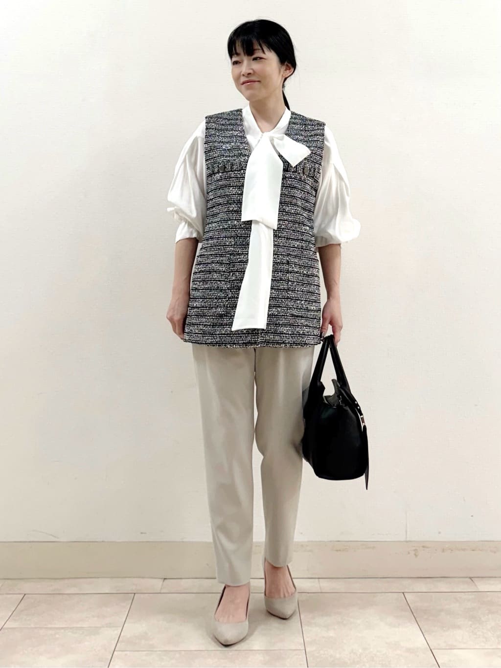 Wakaさんの「INDIVI｜◆【2点セット／UVケア】ツイードジレ＆ボウタイブラウス カセット服」を使ったコーディネート
