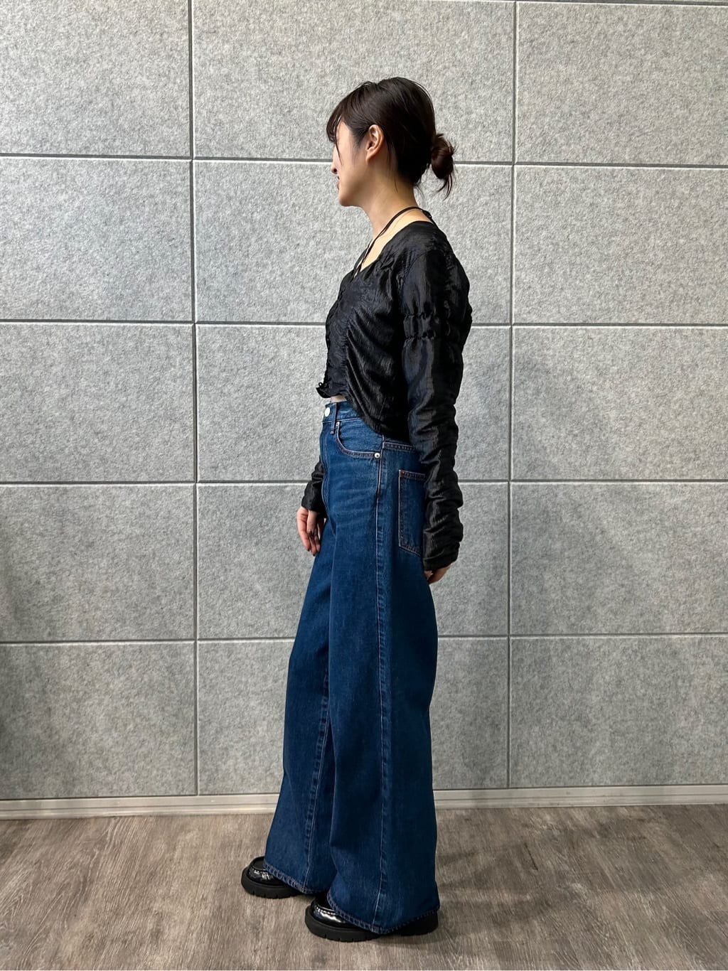 harunaさんの「CODE A｜gathered shiny blouse」を使ったコーディネート