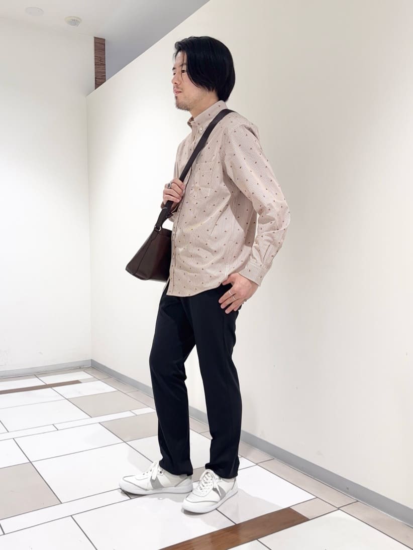 及川さんの「TAKEO KIKUCHI｜ハットモチーフ ジャカード ストライプ シャツ」を使ったコーディネート
