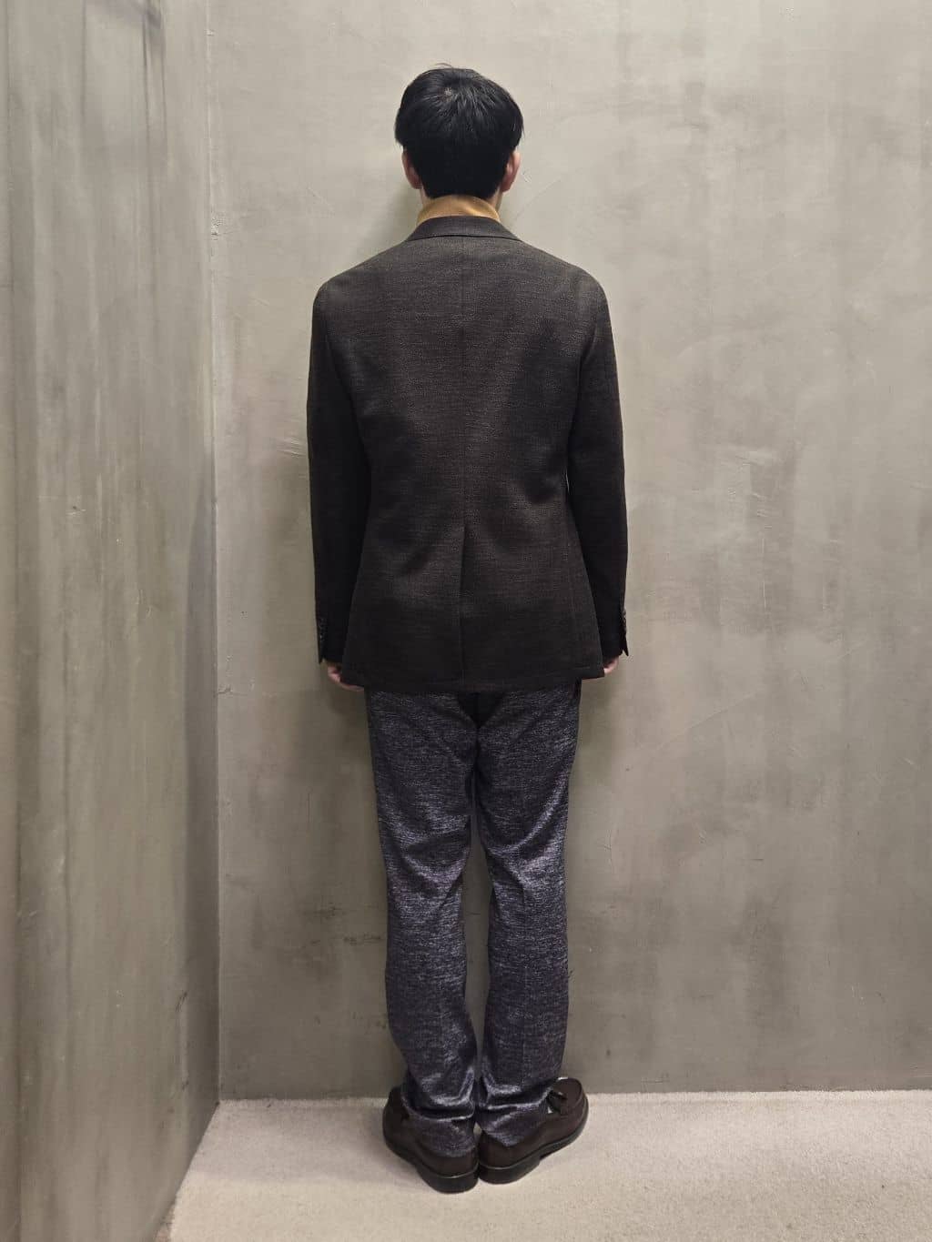 白木駆さんの「TAKEO KIKUCHI｜【ONOFF対応】TRダブルニット ストレッチパンツ」を使ったコーディネート