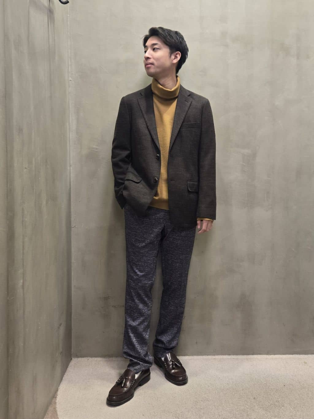 白木駆さんの「TAKEO KIKUCHI｜【ONOFF対応】TRダブルニット ストレッチパンツ」を使ったコーディネート