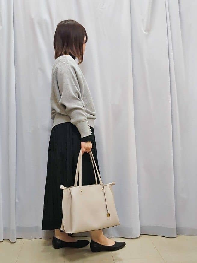 かなさんの「SHOO･LA･RUE｜◆【セレモニーにも】ひらりと揺れる上品シルエット サテンプリーツスカート」を使ったコーディネート