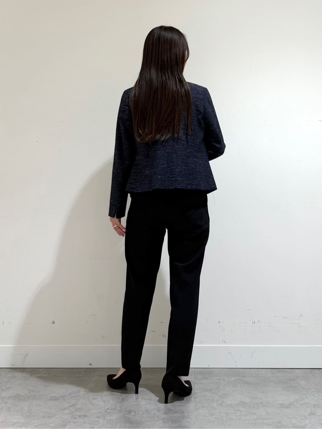 mamiさんの「INDIVI｜【洗える／UVケア／スーツ】ストレッチタックテーパードパンツ」を使ったコーディネート