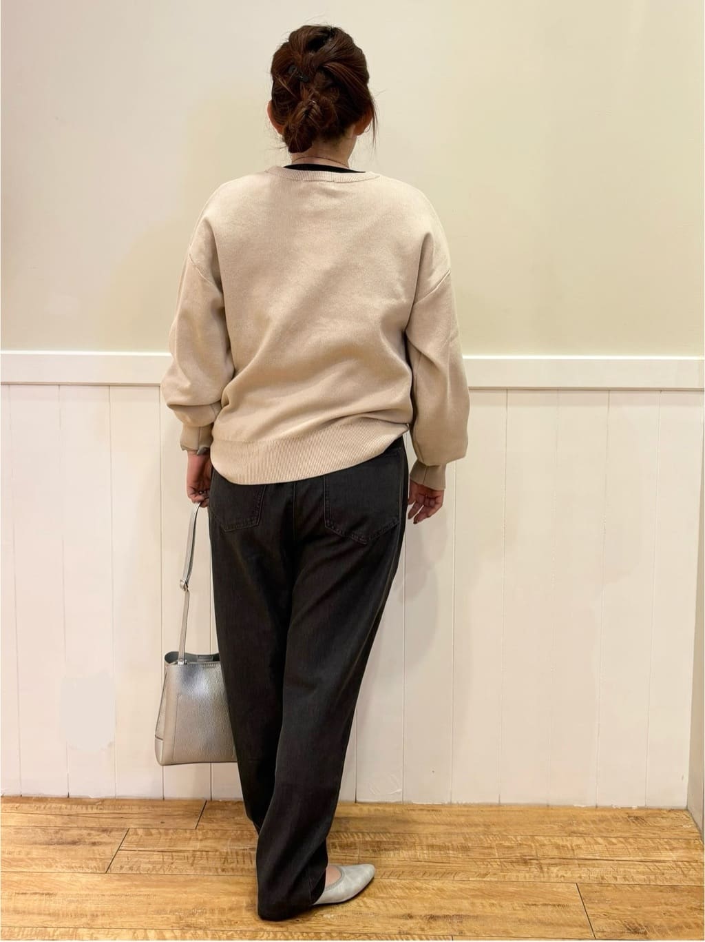 ハチさんの「SHOO･LA･RUE｜◆【洗える/S-LL/ちくちくしにくい】大人のための ロゴ入りスウェットライクニット」を使ったコーディネート