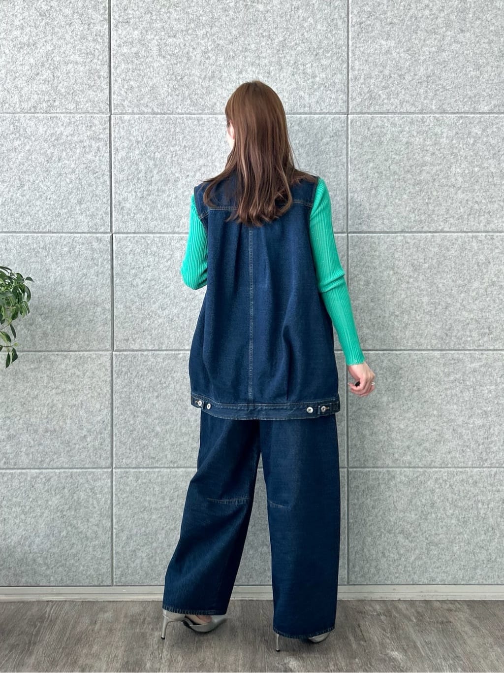 mitsukiさんの「INDIVI｜ハイウエストカーブデニム」を使ったコーディネート