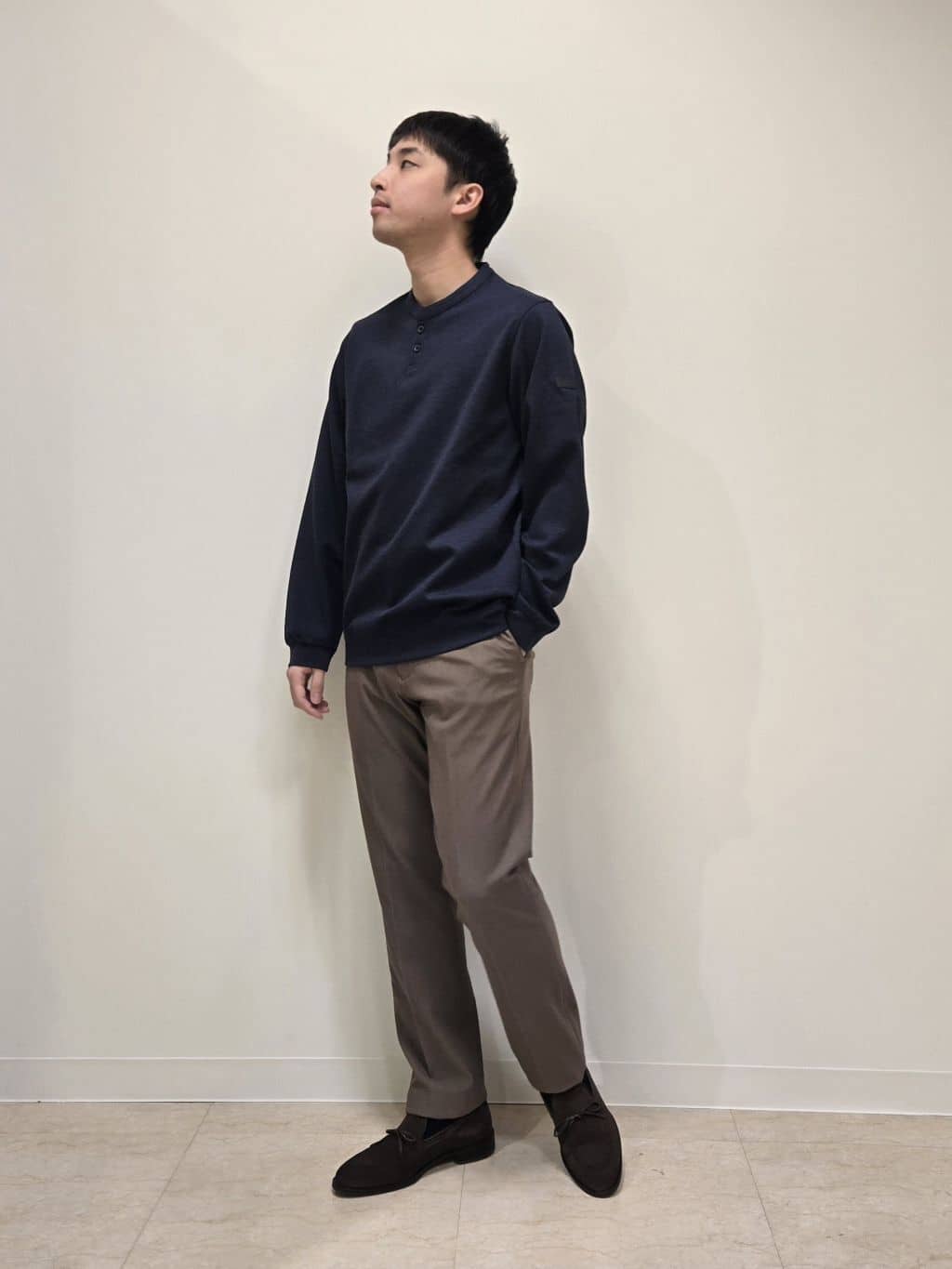 白木駆さんの「TAKEO KIKUCHI｜【360&deg;ストレッチ／セットアップ対応】None Of Stress パンツ」を使ったコーディネート