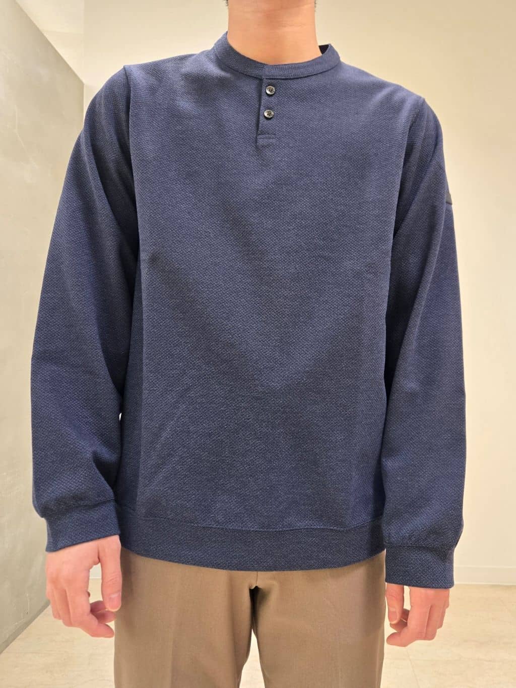 白木駆さんの「TAKEO KIKUCHI｜【360&deg;ストレッチ／セットアップ対応】None Of Stress パンツ」を使ったコーディネート