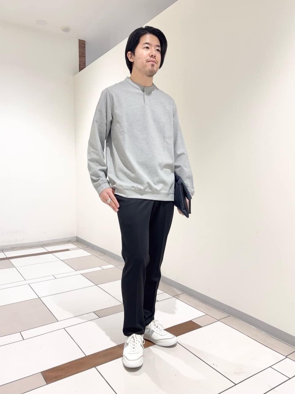 及川さんの「TAKEO KIKUCHI｜【ONOFF対応】TRダブルニット ストレッチパンツ」を使ったコーディネート