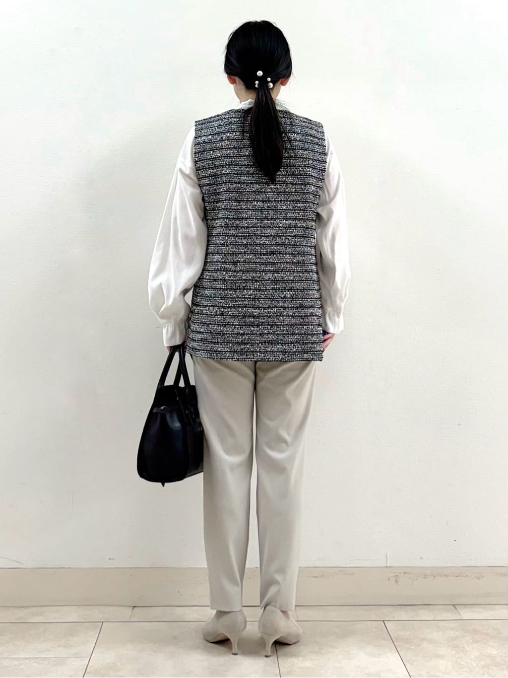 Wakaさんの「INDIVI｜◆【2点セット／UVケア】ツイードジレ＆ボウタイブラウス カセット服」を使ったコーディネート