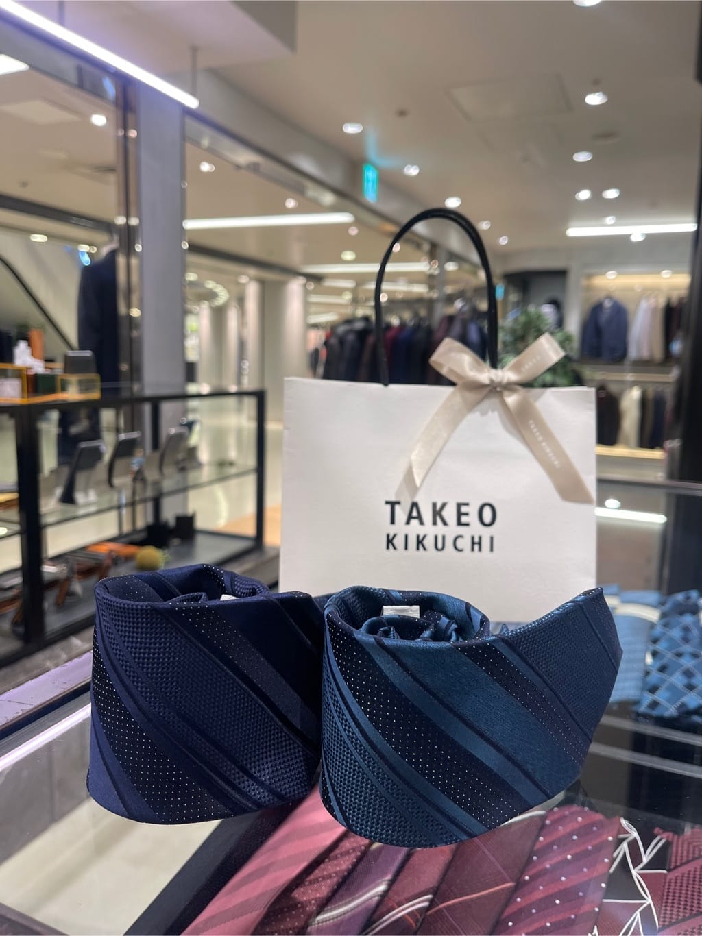 松村泰輔さんの「TAKEO KIKUCHI｜【ベストセラー/日本製】シャドーストライプ シルクネクタイ」を使ったコーディネート