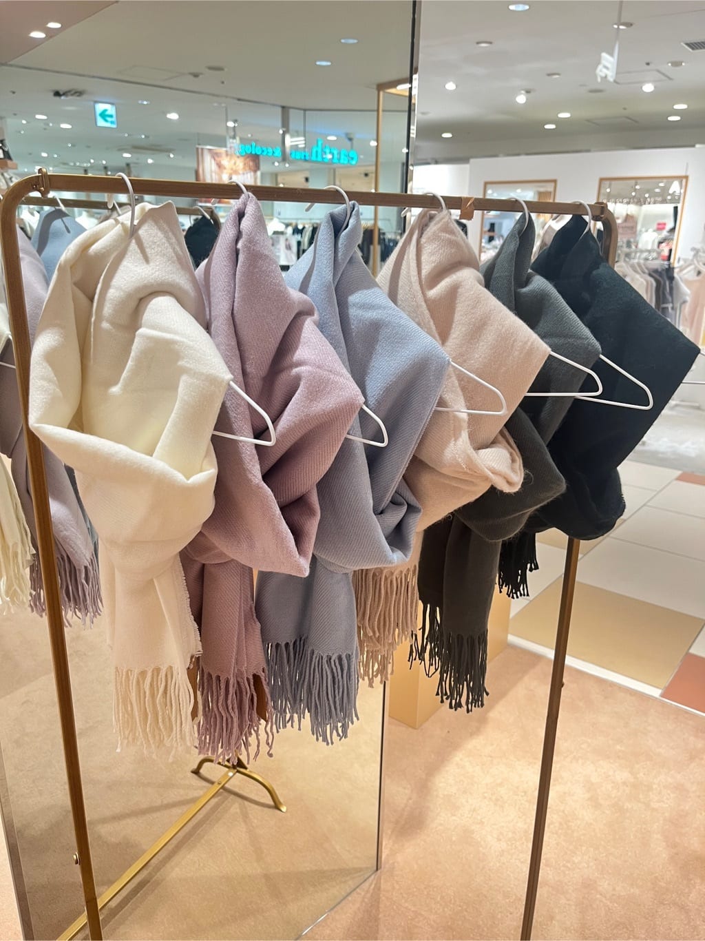 このかさんの「ESPERANZA｜洗えるシンプルカラーストール 累計販売約5000枚【防寒／マフラー／無地／ギフト】」を使ったコーディネート